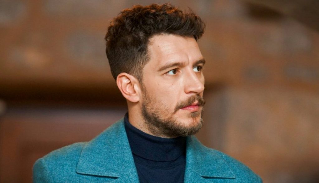 Üç Kuruş’un başrol oyuncusu Uraz Kaygılaroğlu koronavirüse yakalandı, dizi çekimleri durdu