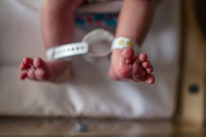 Doktorlar tarafından canlı canlı morga konulan bebeği ölümden cenaze ekibi kurtardı