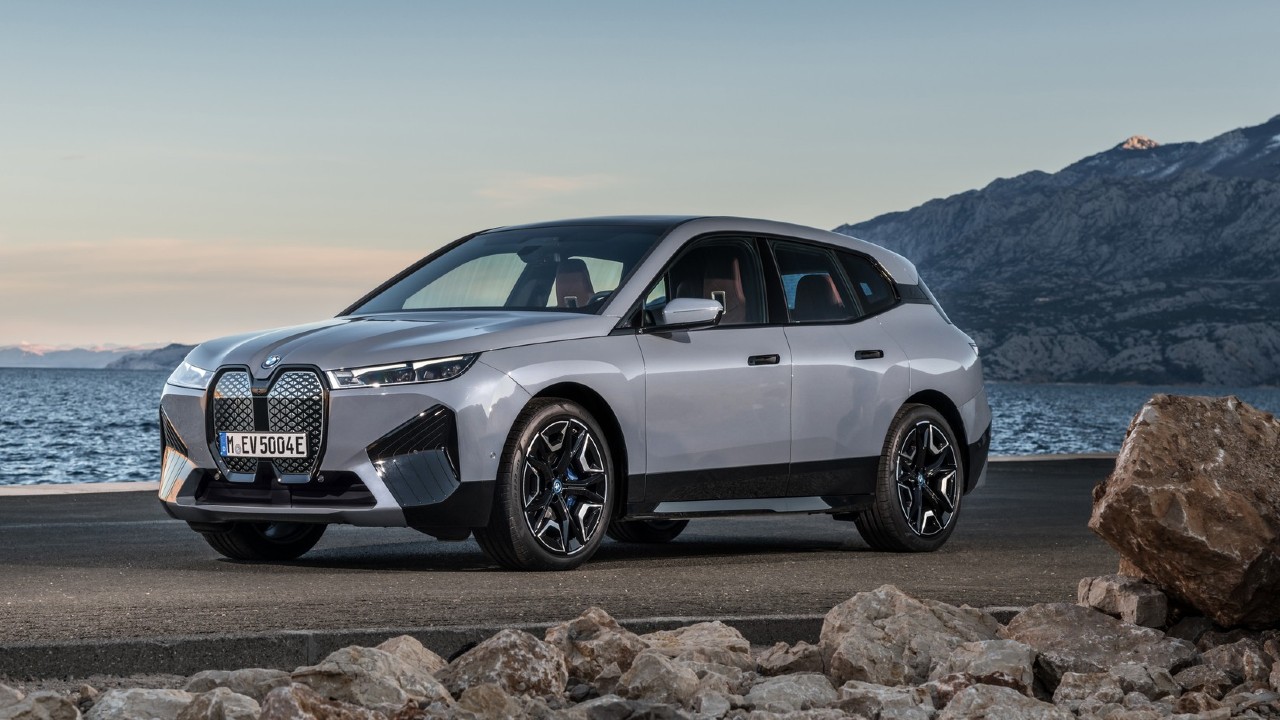 BMW, tek tuşla araç rengini değiştiren yeni teknolojisini tanıttı