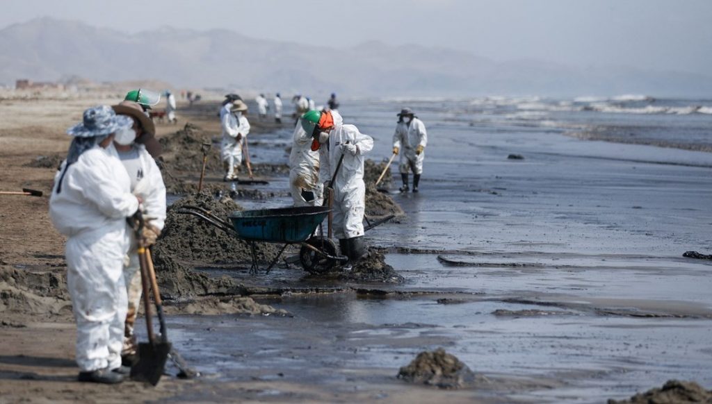 Peru’da petrol sızıntısı deniz canlılarını tehdit ediyor