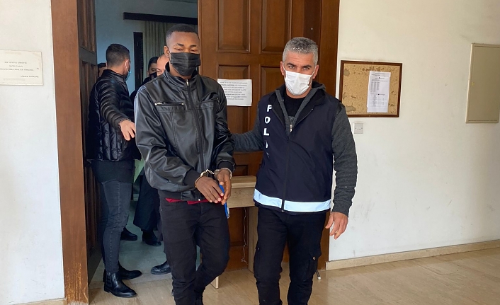 Uyuşturucu poşetini pencereden atan Emmanuel, polisten kaçamadı