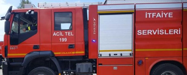 Evi ateşe verip 7 metreden atladı