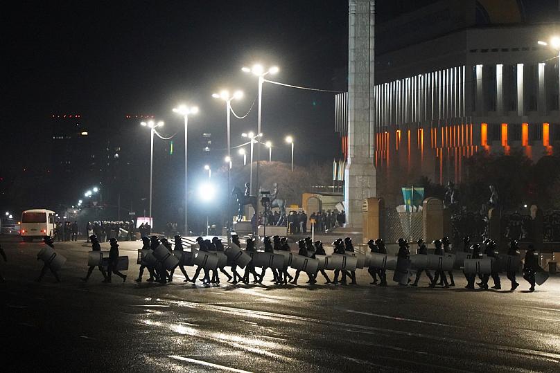Kazakistan’da zam protestoları: Almatı’da polis gece onlarca protestocunun öldürüldüğünü açıkladı