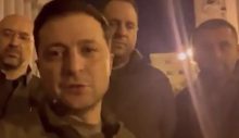Ukrayna Cumhurbaşkanı Zelenski, Kiev sokaklarından video paylaşarak, “Biz buradayız!” dedi.