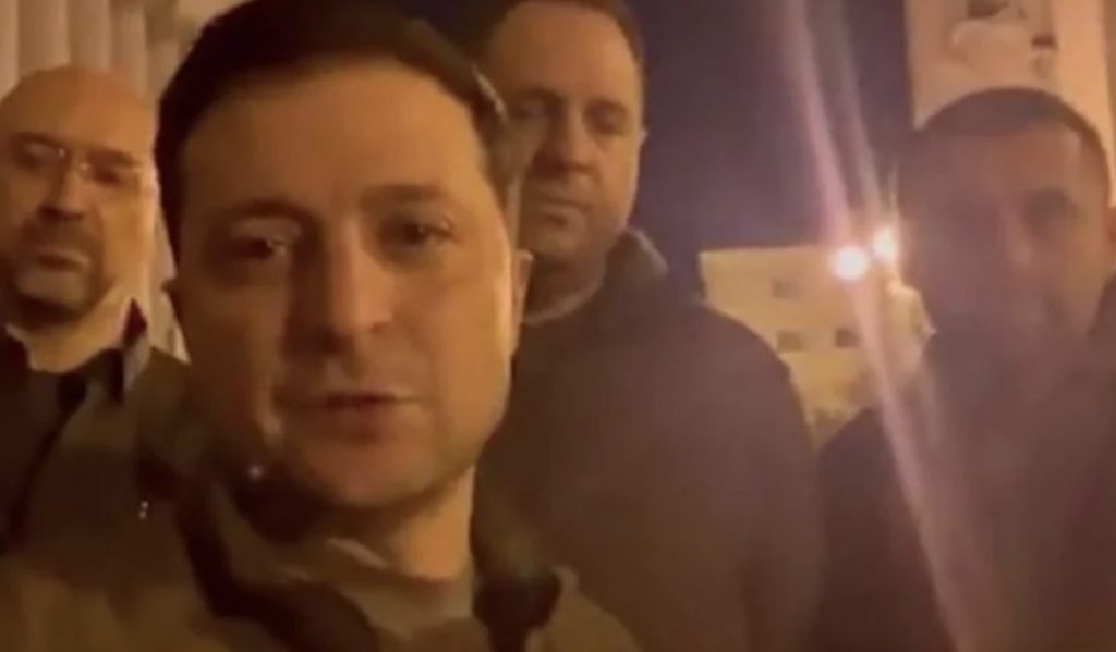 Ukrayna Cumhurbaşkanı Zelenski, Kiev sokaklarından video paylaşarak, “Biz buradayız!” dedi.