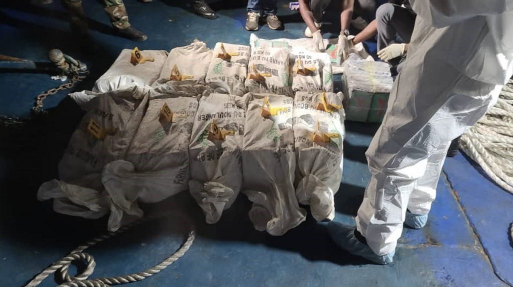 Gine açıklarında Türk bayraklı teknede 528 kilo kokain ele geçirildi