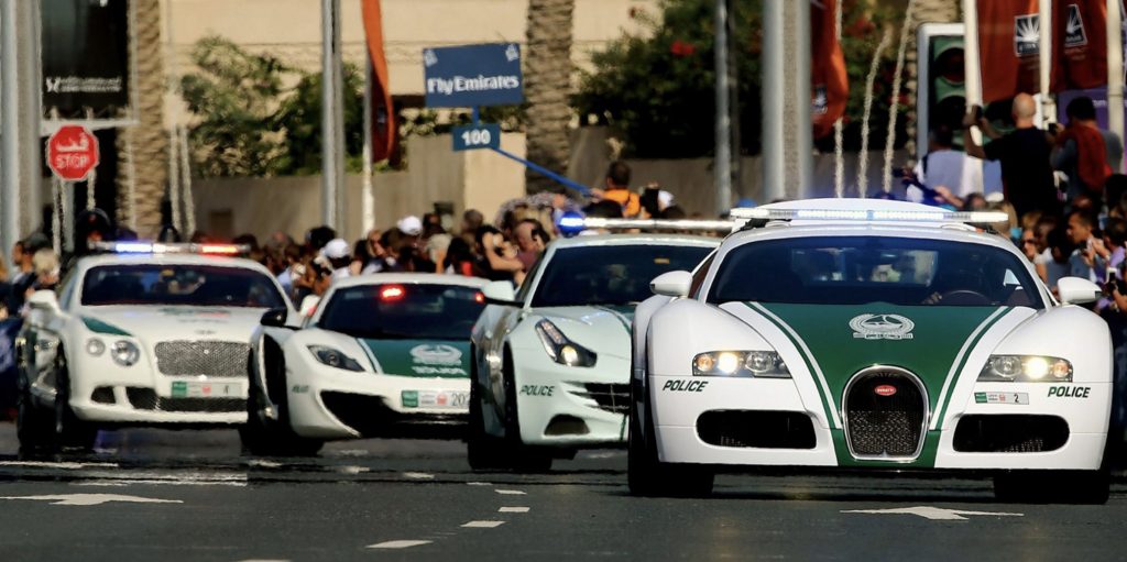 Dubai Polisinin milyon dolarlık araçlarıyla dikkat çekiyor