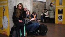 Ukrayna’nın başkenti Kiev’de insanlar metroyu sığınak olarak kullanıyor
