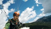 Köpeğiyle birlikte yamaç paraşütü yaptı