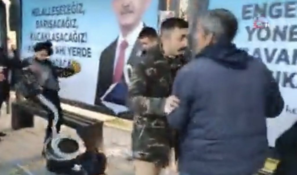 Adana’da bir kadın, kendisini taciz etmeye çalışan kişiyi durakta tekmeledi