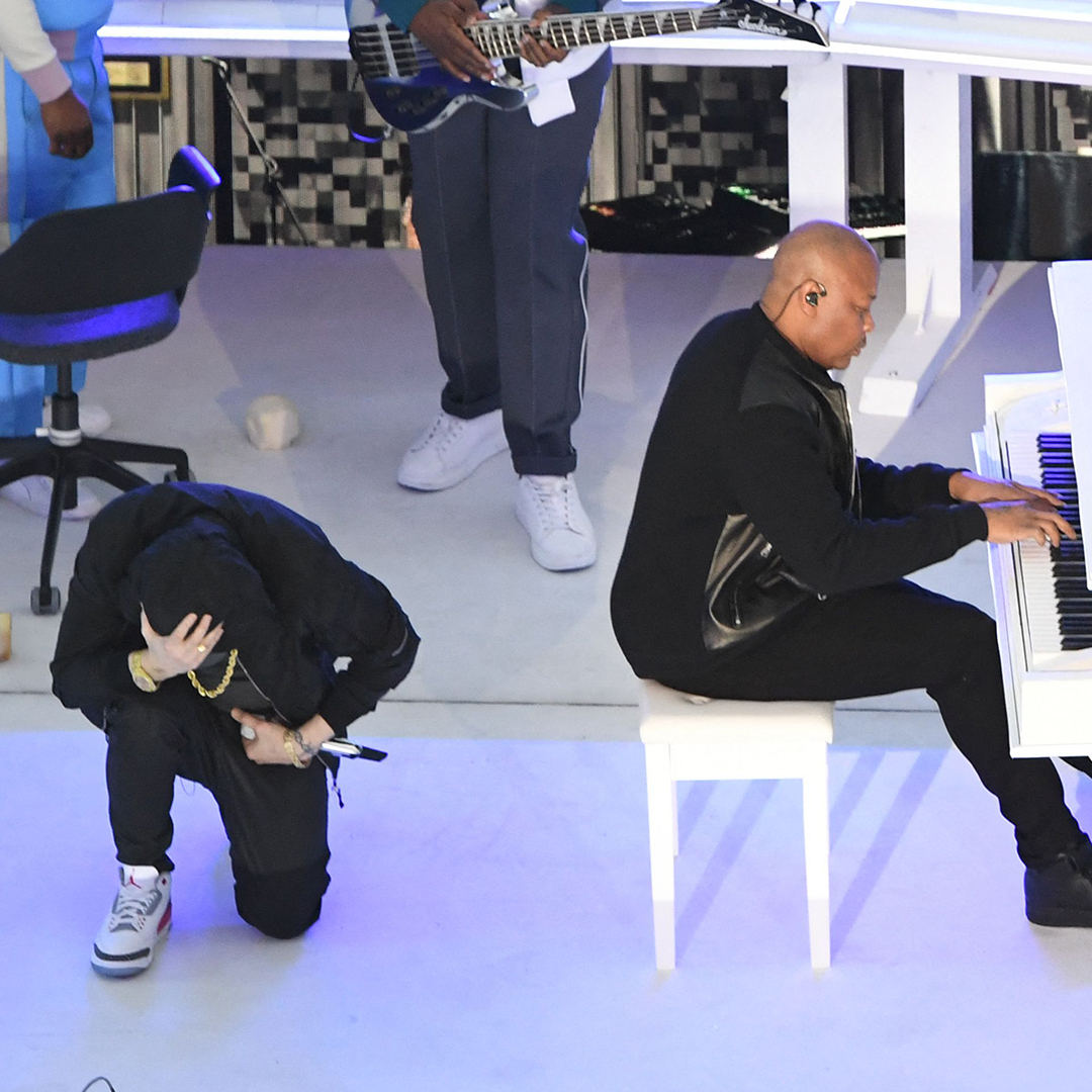 NFL yönetimi yasağına rağmen Eminem ırkçılığa karşı diz çöktü!