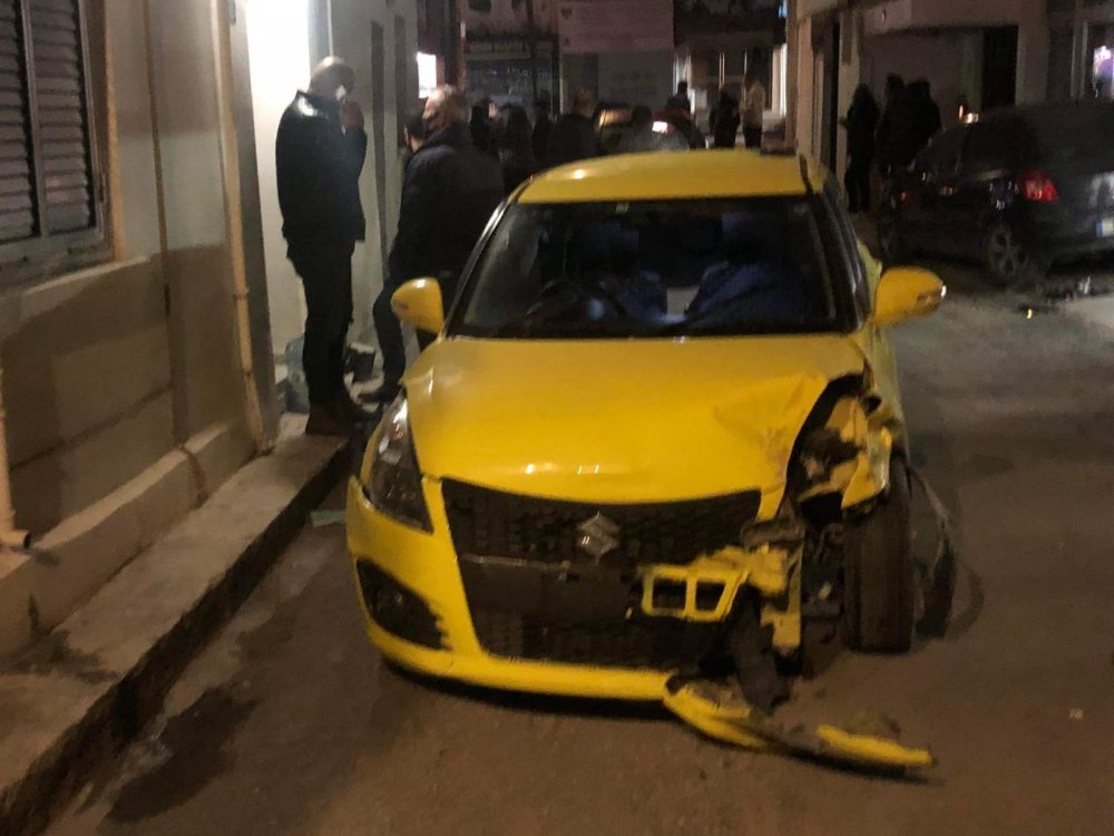 Trafik kontrolünden kaçarken, park halindeki araçlara çarptı: Araçta uyuşturucu madde bulundu