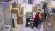 Cep telefonuna bakarak yürürken alt kata düştü