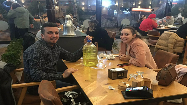 Sevgililer Günü’nde 5 litrelik bidonla benzin hediye etti