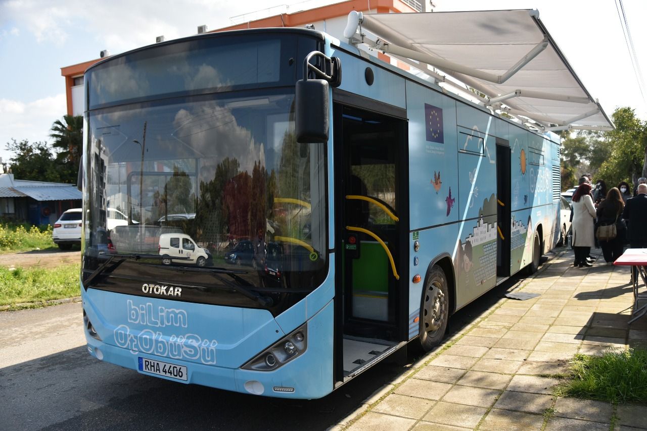 Mobil Bilim Otobüsü, laboratuvarı olmayan okulları gezecek