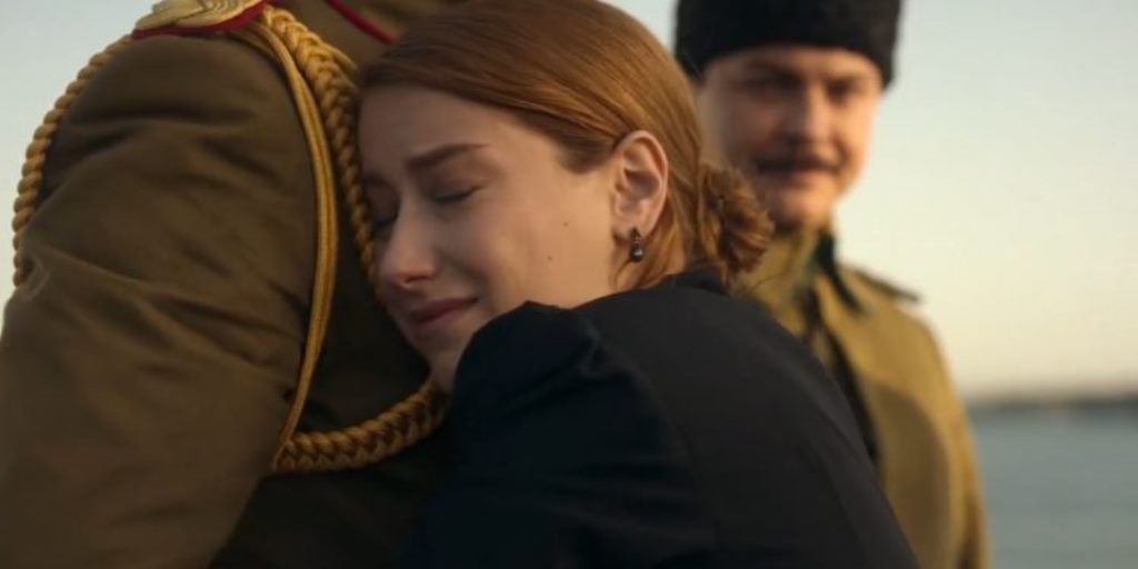 84 milyonun hayalini gerçekleştirdi: “Pera Palas’ta Gece Yarısı”nda Hazal Kaya’nın Atatürk’e Sarıldığı Sahne