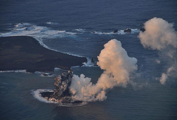 Japonya’da su altı volkanı patladı