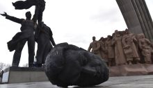 Kiev’de bulunan Rusya-Ukrayna Dostluk Anıtı yıkıldı