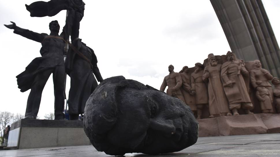 Kiev’de bulunan Rusya-Ukrayna Dostluk Anıtı yıkıldı
