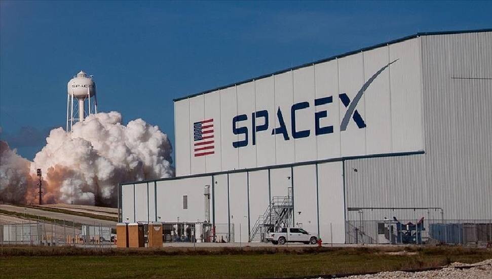 Spacex, 165 milyon dolar karşılığında uzaya 3 ziyaretçi gönderdi