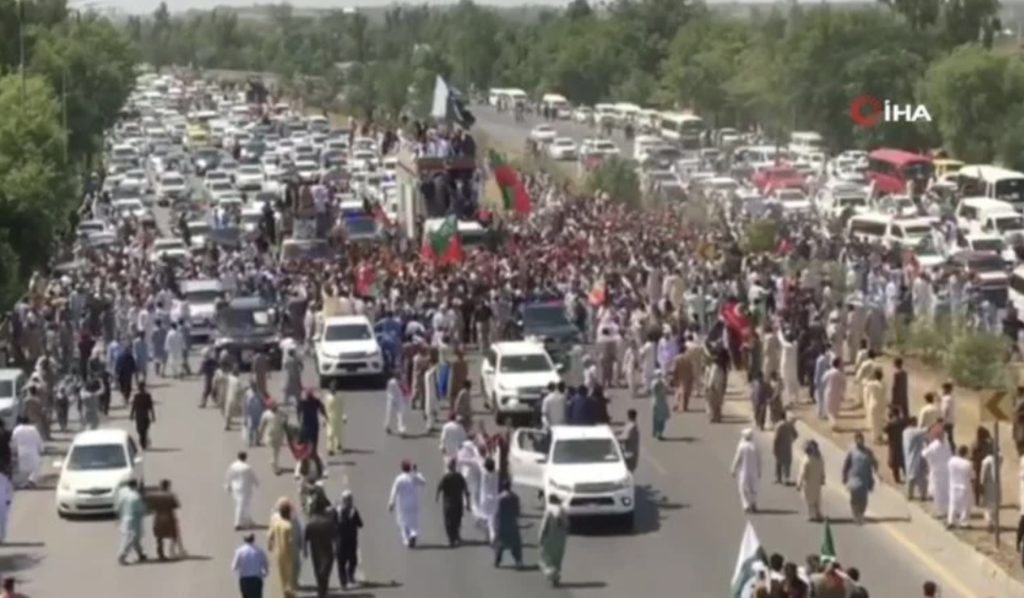 Pakistan’da sokaklar karıştı