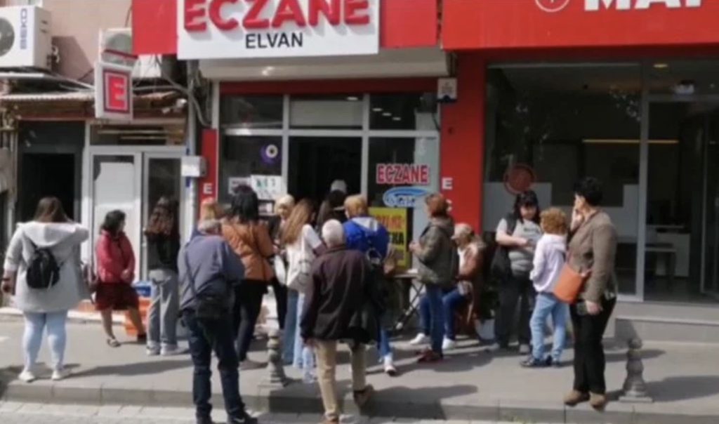 Bulgar turistler eczane önünde kuyruk oluşturdu: ‘Daha ucuza alıyoruz’