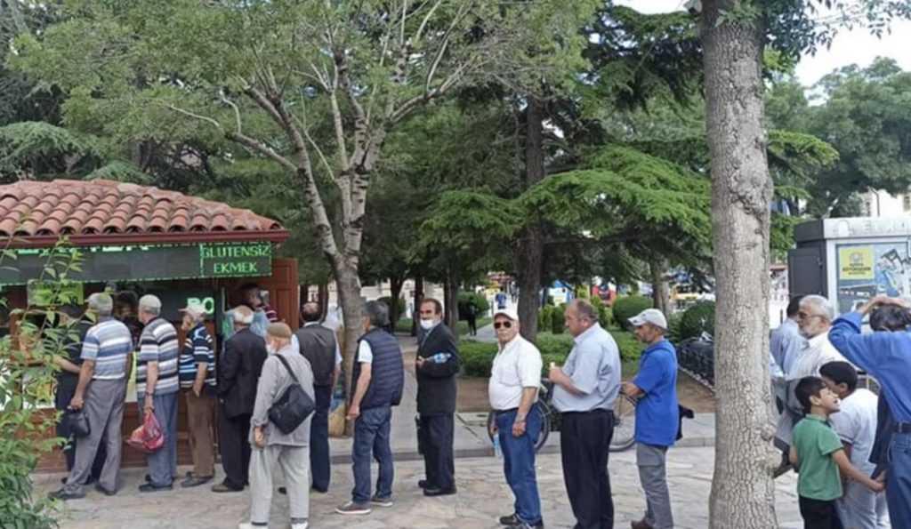 Konya’da ucuz ekmek kuyruğu!