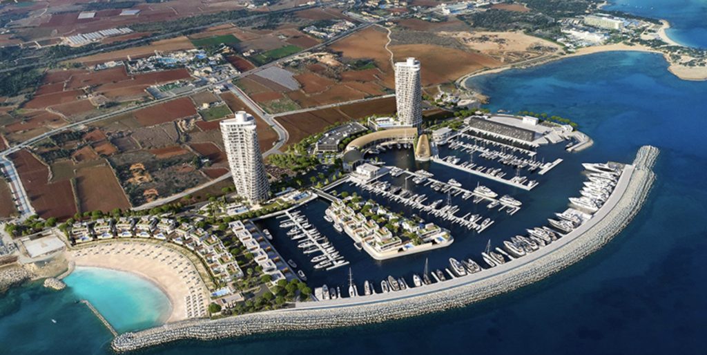 Ay Napa marinası göz kamaştırıyor