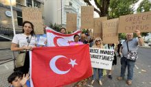 Kıbrıslı Türkler Yunanistan Büyükelçiliği önünde protesto düzenledi