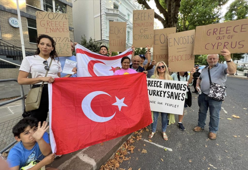 Kıbrıslı Türkler Yunanistan Büyükelçiliği önünde protesto düzenledi