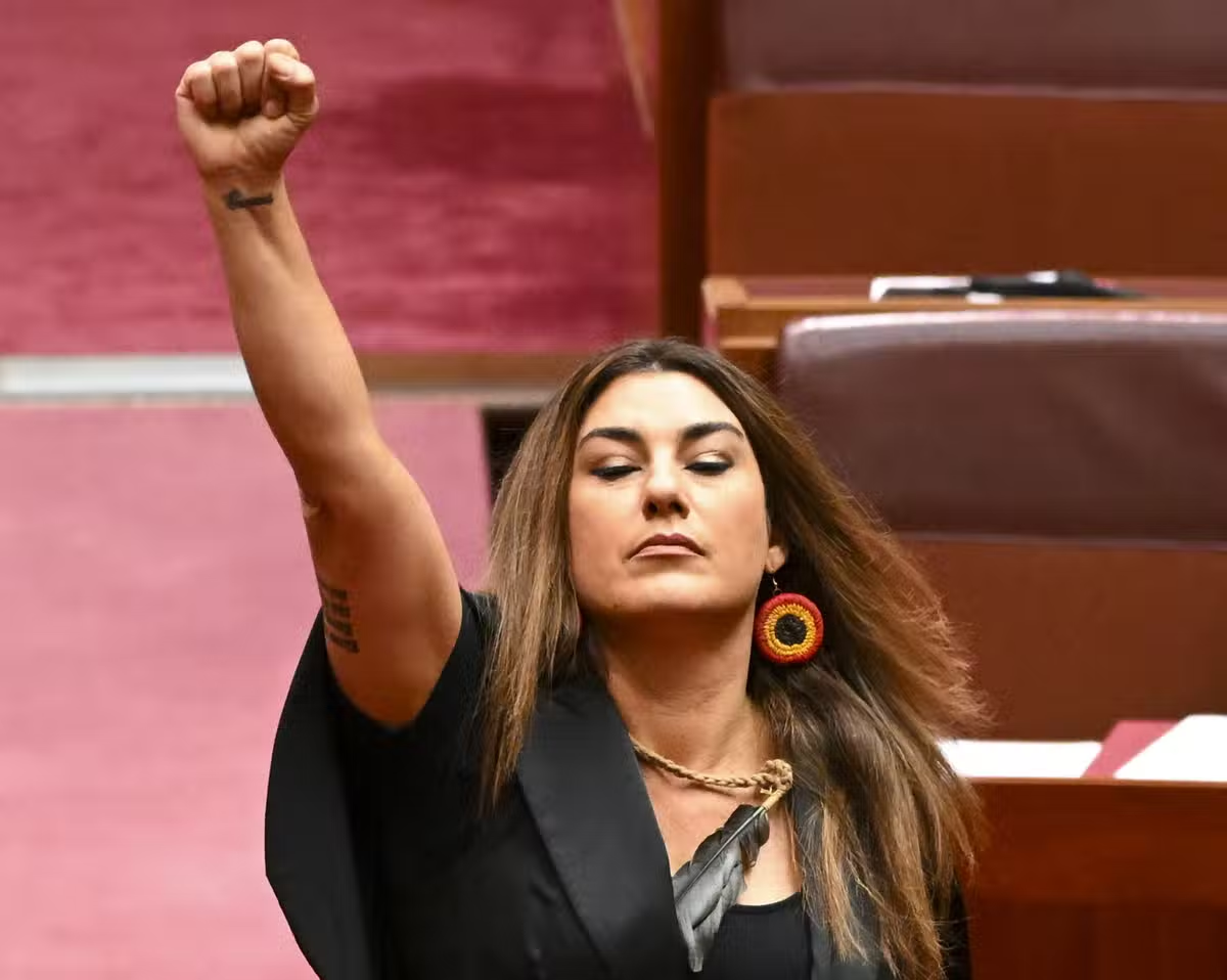 Avustralya yerlisi senatör Lidia Thorpe, meclis yemininde Kraliçe 2. Elizabeth için ‘sömürgeci’ ifadesini kullandı