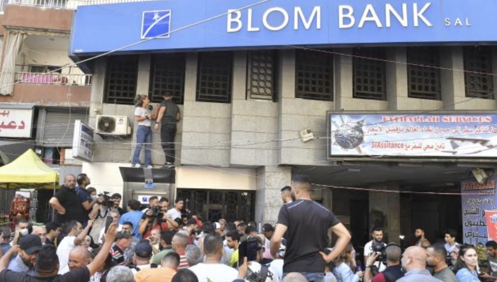 Lübnan’da paralarını çekemeyen mudiler bankayı bastı!