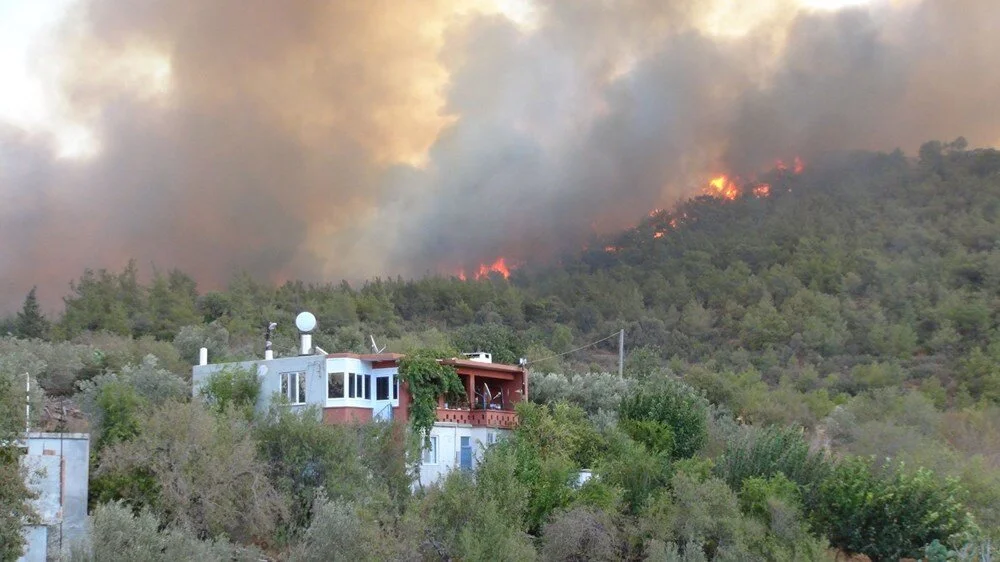 Mersin’de orman yangını: 30 eve tahliye!