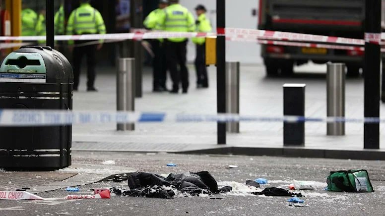 Londra’nın merkezinde iki polis memuru bıçaklandı