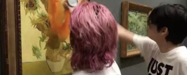 İngiltere’de aktivist bir grup, Van Gogh’un ünlü eserine domates çorbası döktü