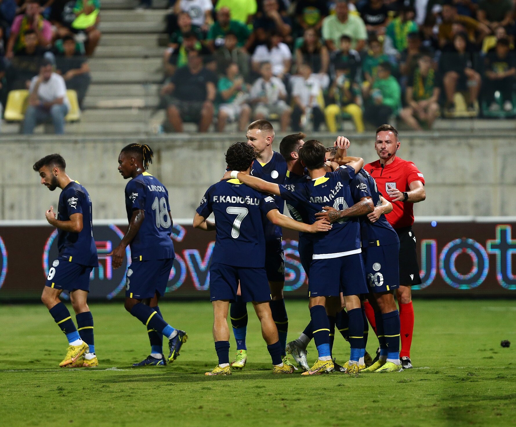 Fenerbahçe, AEK’i 2-1 yendi!