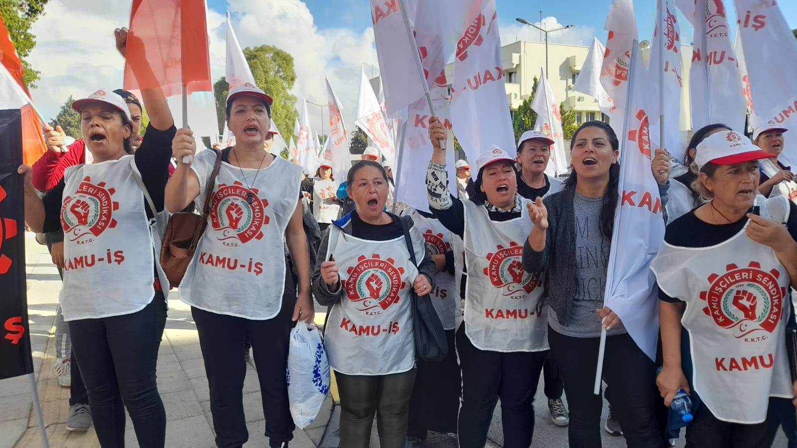 Kamu-İş’in Meclis önünde başlattığı eylem devam ediyor