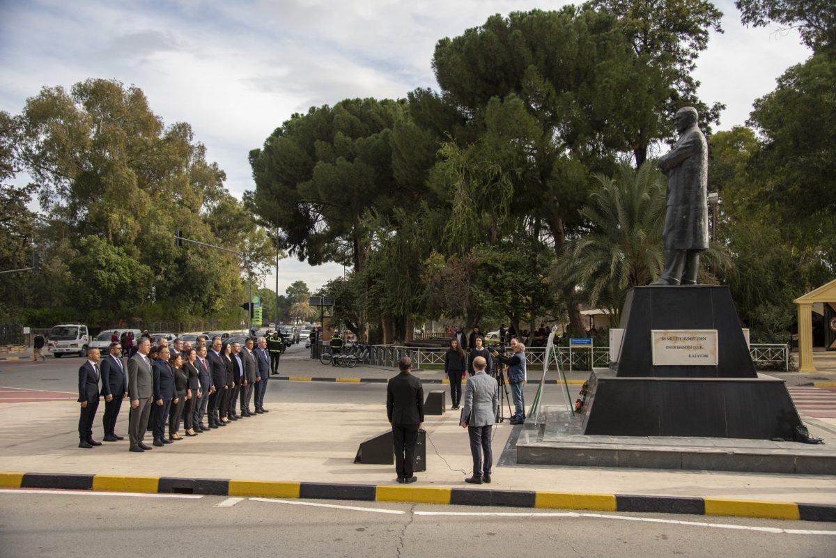 Lefkoşa’da 24 Kasım Öğretmenler Günü’nde Atatürk Anıtı’na çelenk sunuldu