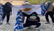 Yunan bayrağını da yaktılar