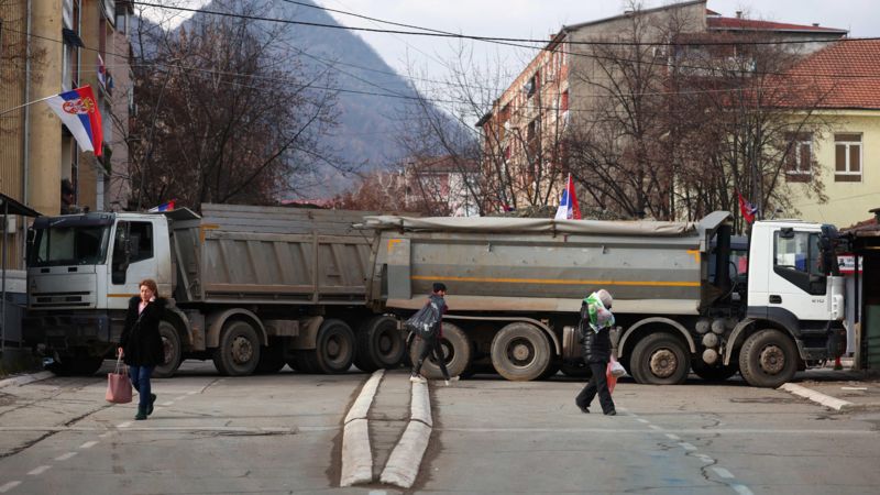 Kosova’da Sırplar gerginliğe neden olan barikatları kaldıracaklarını açıkladı