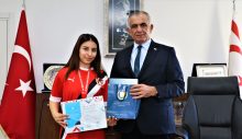 Bakan Çavuşoğlu, Büşra Bilgen’i kutladı