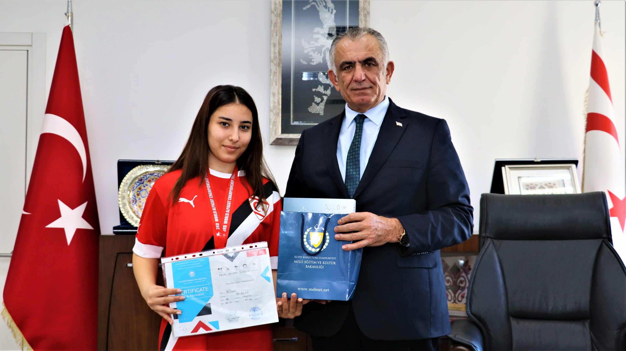 Bakan Çavuşoğlu, Büşra Bilgen’i kutladı