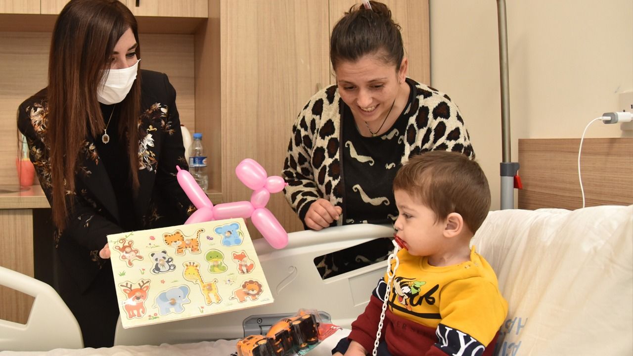 Altuğra, Acil Durum Hastanesi Çocuk Servisini ziyaret etti