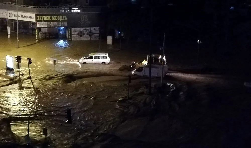 Antalya’yı sel vurdu