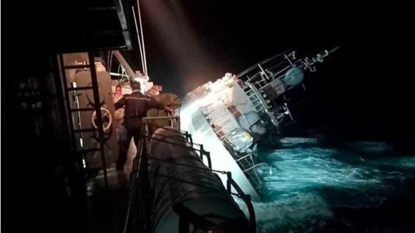 Savaş gemisi battı: 31 asker kayıp