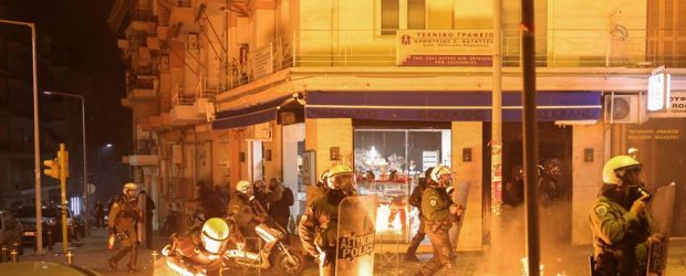 14 yıl önce polis şiddetine kurban giden 15 yaşındaki Alexandros Grigoropoulos için halk sokakta