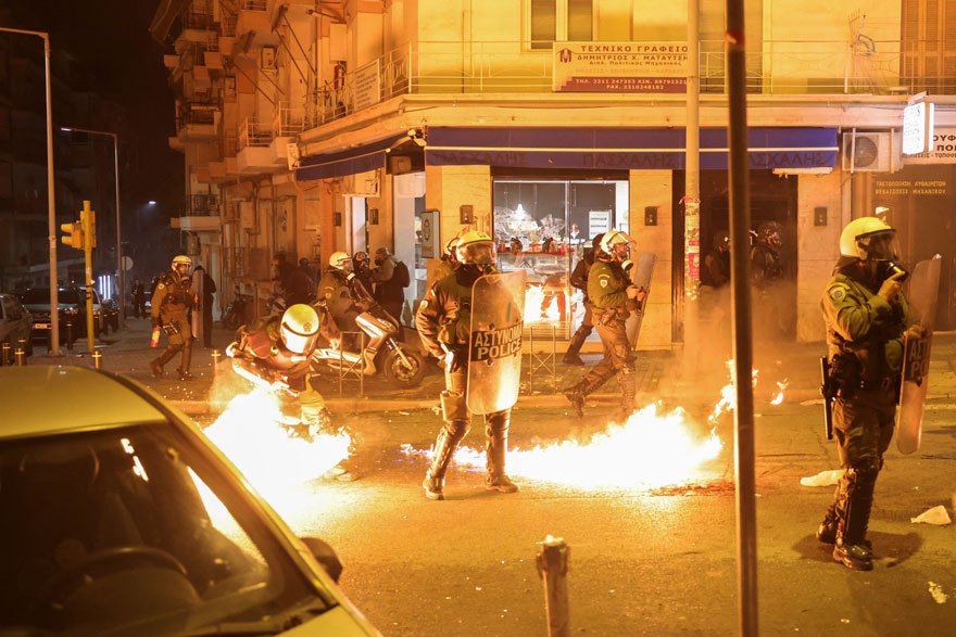 14 yıl önce polis şiddetine kurban giden 15 yaşındaki Alexandros Grigoropoulos için halk sokakta