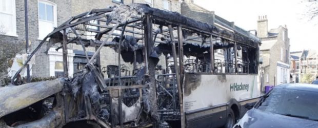 Hackney’de otobüs alev aldı