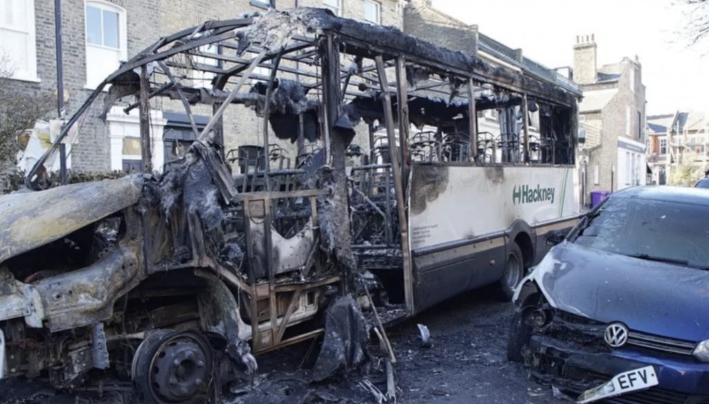 Hackney’de otobüs alev aldı
