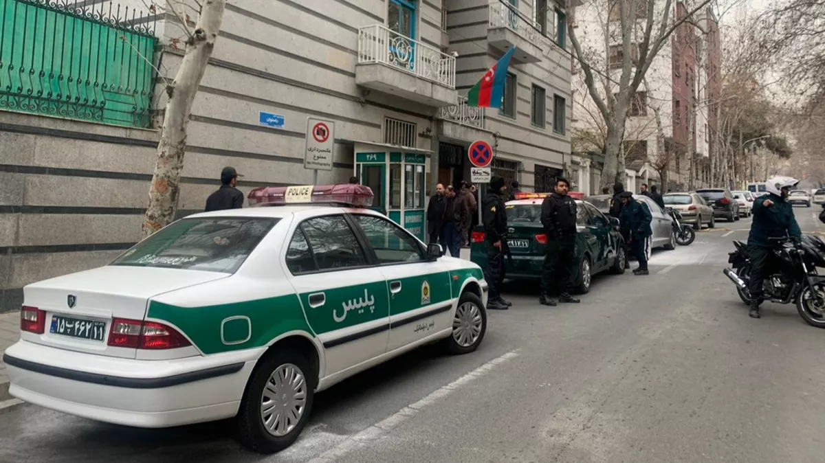 İran’da Azerbaycan Büyükelçiliği’ne silahlı saldırı: 1 kişi hayatını kaybetti, 2 yaralı